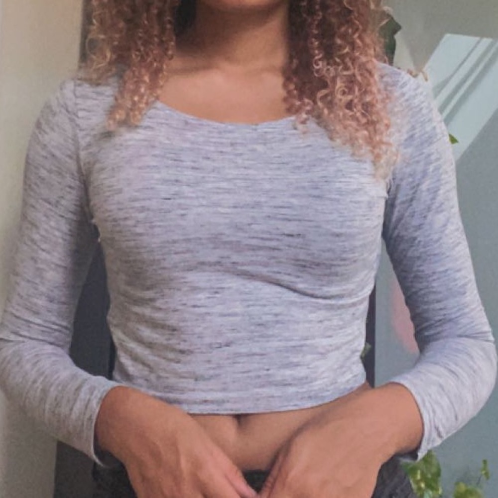 grey heathered long sleeve crop top